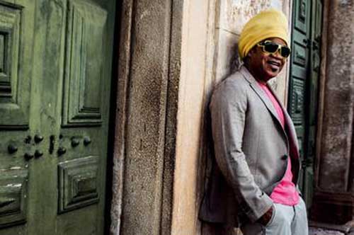Carlinhos Brown apresenta os encantos do Pelourinho na nova edição da revista TAM nas Nuvens Carlinhos Brown apresenta os encantos do Pelourinho na nova edição da revista TAM nas Nuvens