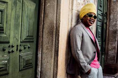 Carlinhos Brown apresenta os encantos do Pelourinho na nova edição da revista TAM nas Nuvens