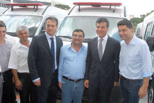 Governador Beto Richa entrega ambulâncias para reforçar atendimento na RMC Governador Beto Richa entrega ambulâncias para reforçar atendimento na RMC