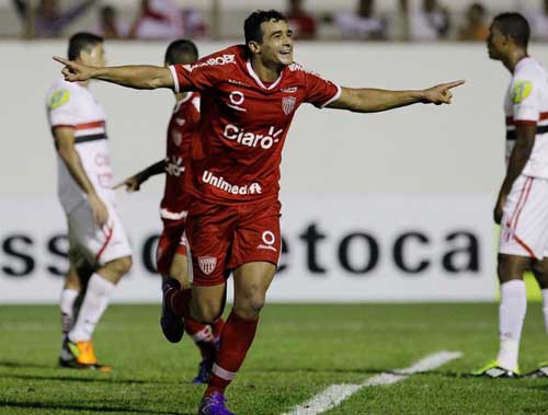 Henrique, ex-atacante do Cianorte, é o novo reforço do Santos F.C