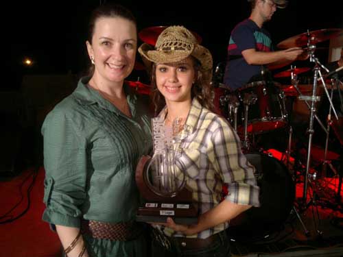 Jovem cantora de Cianorte vence festival musical em Umuarama Jovem cantora de Cianorte vence festival musical em Umuarama